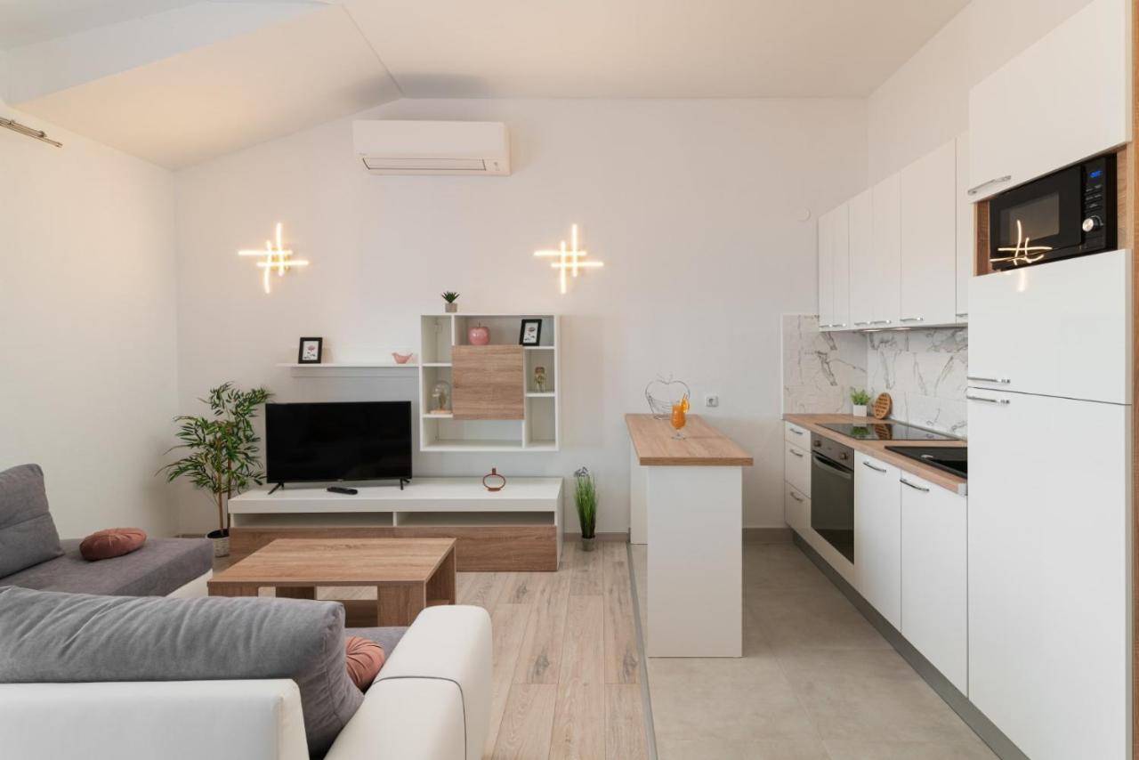 A Apartment Marina